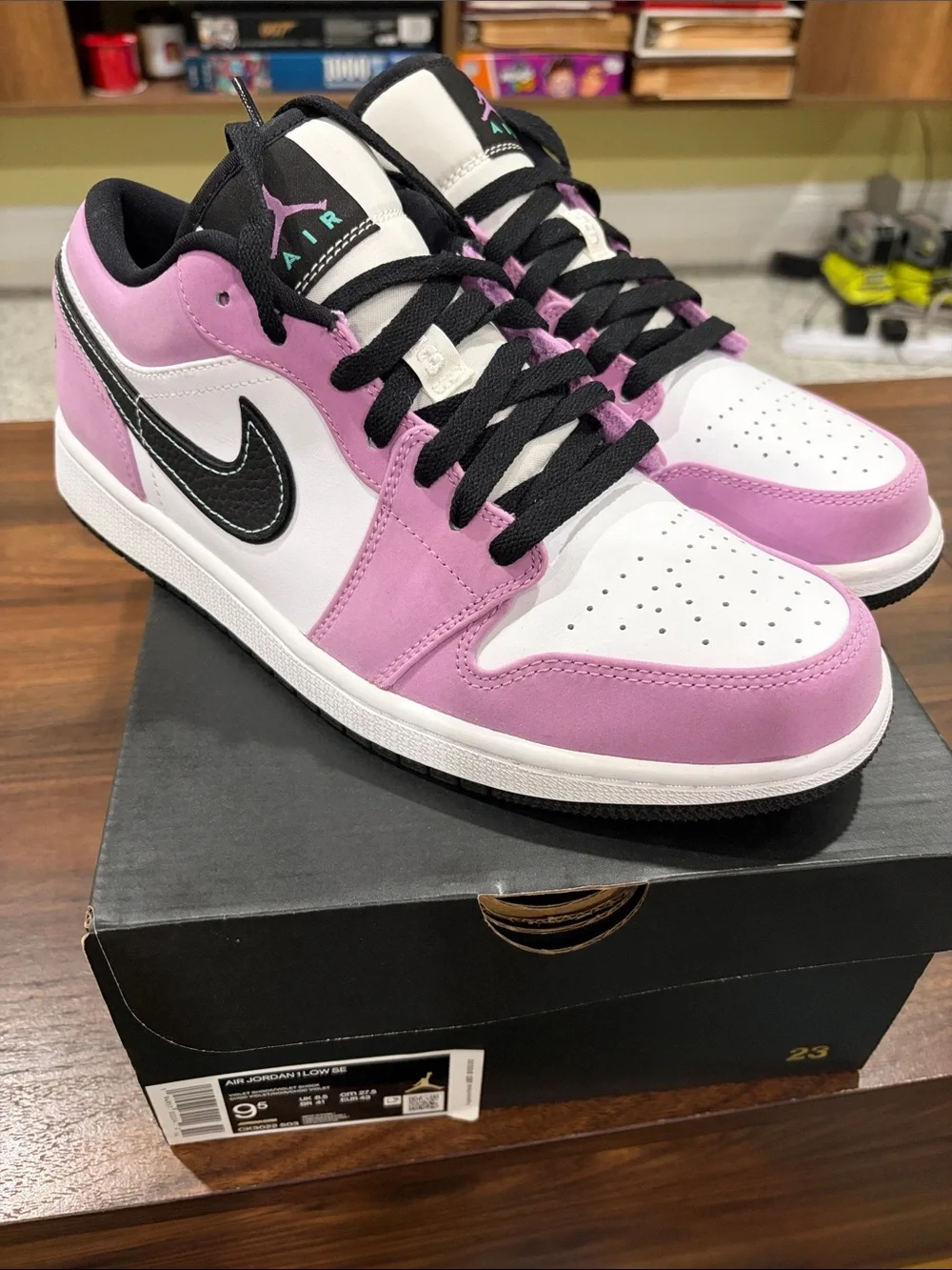 Air Jordan 1 Low SE Violet Shock Sz 9.5 Men’s